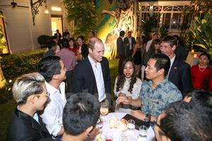 Hoàng tử William gặp gỡ 50 thanh niên, lãnh đạo trẻ Việt Nam