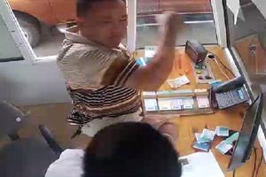 Cán bộ kiểm lâm bị cảnh cáo vì đánh nhân viên thu phí BOT