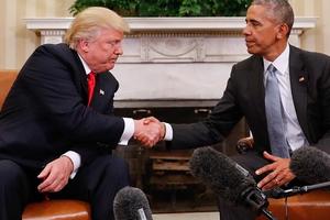 Những bức ảnh tố Obama - Trump bằng mặt, không bằng lòng