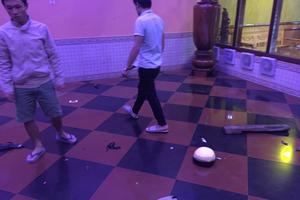 Nhân viên quán karaoke bị đánh vì thông báo quán sắp đóng cửa