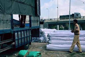Phát hiện hơn 100 kiện vải nghi nhập lậu