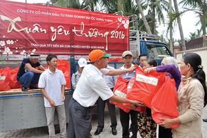 Hung Thinh Corp trao tặng 3 triệu cuốn vở cho học sinh vùng lũ