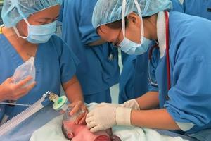  Phẫu thuật cứu sống bé gái sơ sinh nội tạng nằm ngoài ổ bụng