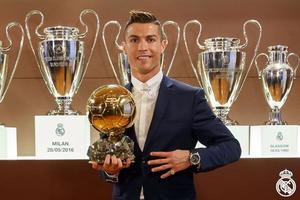 Cristiano Ronaldo lần thứ tư giành giải thưởng Quả bóng vàng