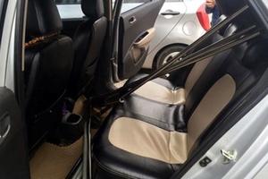 Bị đăng "ảnh nóng", cô giáo tổ chức hành hung bạn trong taxi