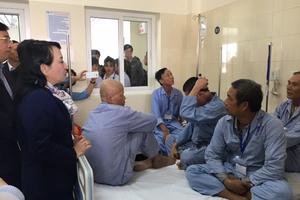 Bộ trưởng Y tế “nóng mặt” nhìn cảnh 4 bệnh nhân/giường