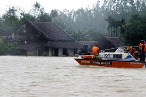 Người dân Nam Trung Bộ kiệt sức với mưa lũ