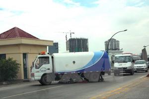 Hà Nội đưa xe cơ giới chuyên dụng tiền tỷ vào quét dọn đường phố
