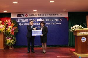 BIDV tặng 100 suất học bổng cho sinh viên trường Đại học Kinh tế quốc dân