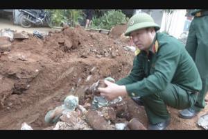 Đào đường phát hiện hầm chứa trên 3 tạ đạn, pháo