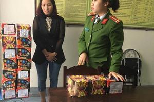 Bắt "nữ quái" nửa đêm vận chuyển pháo lậu đi tiêu thụ