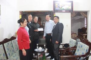 Thăm hỏi và trao quà cho cán bộ hưu trí, gia đình khó khăn