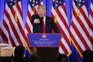 Họp báo như rạp xiếc, Trump và phóng viên CNN đấu khẩu 