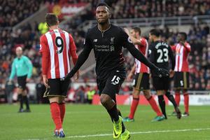 Kết quả: Liverpool "tự bắn vào chân," Man City thắng kịch tính