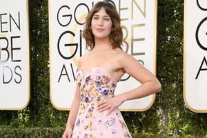 Minh tinh Lola Kirke gây sốc với vùng nách "rậm rạp" tại Quả cầu vàng