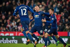 Rooney lập siêu phẩm, Manchester United thoát thua ở phút 90+4