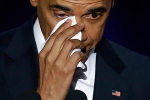 Obama lau nước mắt khi cám ơn vợ trong bài phát biểu chia tay