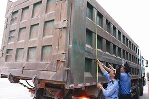 Lực lượng “thép” chống xe vi phạm kích thước thành thùng