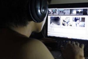 Bắt lập trình viên truyền bá văn hóa phẩm đồi trụy