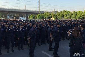 4.000 cảnh sát vây bắt sư trụ trì bị tố tham nhũng ở Bangkok