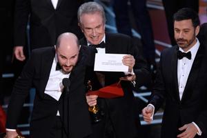 Lý do Oscar 2017 mắc sai lầm bi hài như Hoa hậu Hoàn vũ 2015
