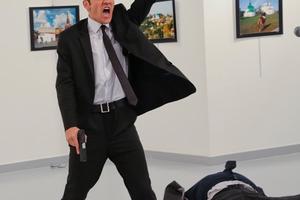 Bức ảnh chụp kẻ bắn chết đại sứ Nga giành World Press Photo 2017