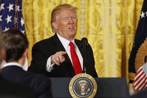 Chín khoảnh khắc "điên rồ" nhất tại cuộc họp báo của ông Trump