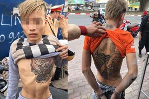 Cặp đôi tuổi teen xăm hình rồng vứt xe máy khi thấy cảnh sát