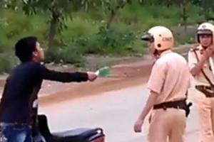 Tạm giữ hình sự "ma men" đánh, dọa giết CSGT