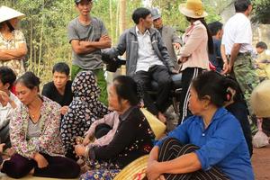 Dân dựng lều, trải chiếu ngồi giữa đường chặn xe chở rác