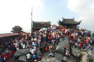 Đẹp mê hồn những ngôi chùa ở Yên Tử nhìn từ trên cao