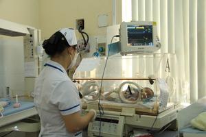 Dùng dao lam cắt dây rốn, một bé sơ sinh nguy kịch
