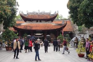 Chưa vào chính hội, người dân đã nô nức đến Đền Đô