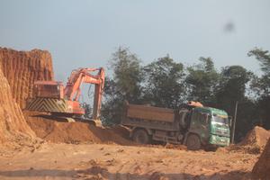 Kỳ I: Ai đang “bảo kê” cho đất tặc phá nát núi đồi?