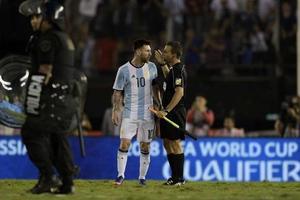 Messi bị nghi ngờ sỉ nhục trọng tài sau trận thắng của Argentina