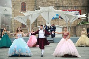 Bắt gặp ca sĩ Minh "xù" cùng bạn gái nhảy giữa Carnvial Bà Nà Hills