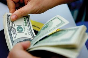 Bắt giữ người đàn ông đến ngân hàng đổi 100.000 USD cạo sửa