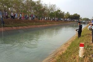 Chân trẻ em bị tháo khớp ở dưới kênh nước