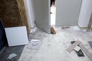 Hà Nội: Háo hức nhận nhà, nhiều cư dân tá hỏa khi chung cư vẫn là... bãi "chiến trường"