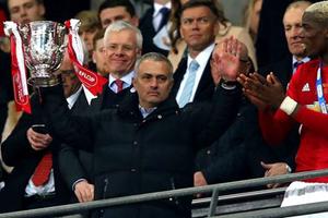 HLV Mourinho gây bão khi so sánh CĐV Chelsea với M.U