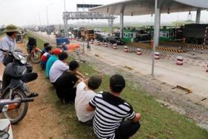 Tam Nông, Phú Thọ: Chủ xe phản đối việc thu phí không hợp lý