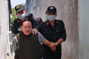 Trưởng phòng Tư pháp huyện bị cấp dưới đâm thủng ruột