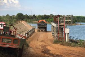 Dân bức xúc vì xe chở đất lộng hành 