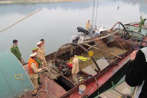 Truy đuổi và chặn bắt 13 phương tiện khai thác cát trên sông Hồng