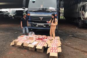 Thanh Hóa: Bắt xe ô tô vận chuyển 2.130 quả pháo lậu
