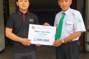 “Thưởng nóng” tài xế taxi ủi bay tên cướp vào lề đường