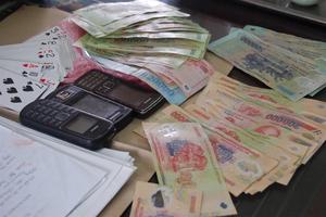 Bí thư đảng uỷ phường nhảy từ tầng 3 trốn công an bắt đánh bạc