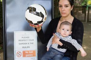 Fabregas bị tố thờ ơ sau khi đá bóng làm em bé tổn thương não