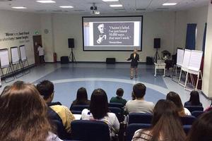 Tranh cãi chuyện giáo sư mặc quần soóc nói chuyện trước SV trong trường