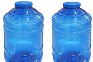 Học sinh lớp 8 bơm thuốc thực vật vào bình nước ở lớp để hại bạn
